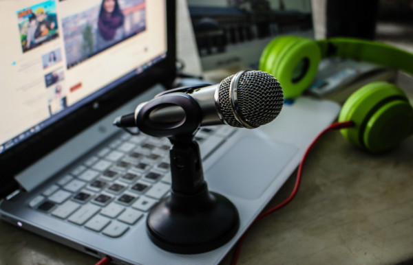 An image of a microphone on a laptop